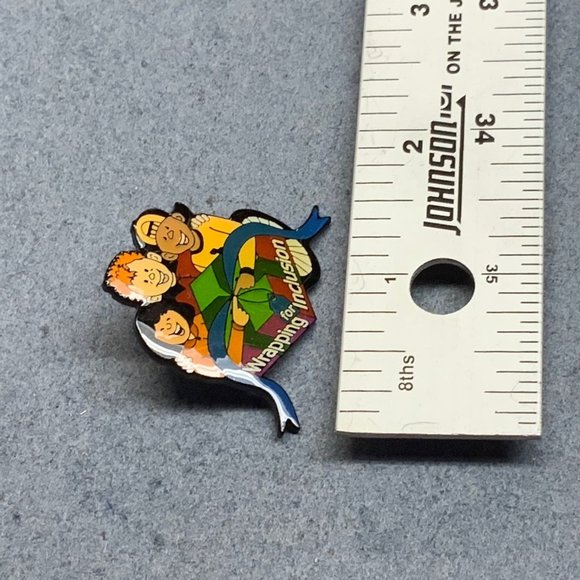 Wrapping For Inclusion Children Tack Pin Brooch Lapel Retro Vintage Gift Wrap - Picture 4 of 4